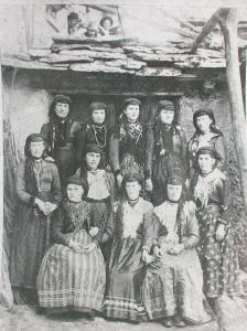 Gruppo di donne in abiti tradizionali (1920 - 1930)